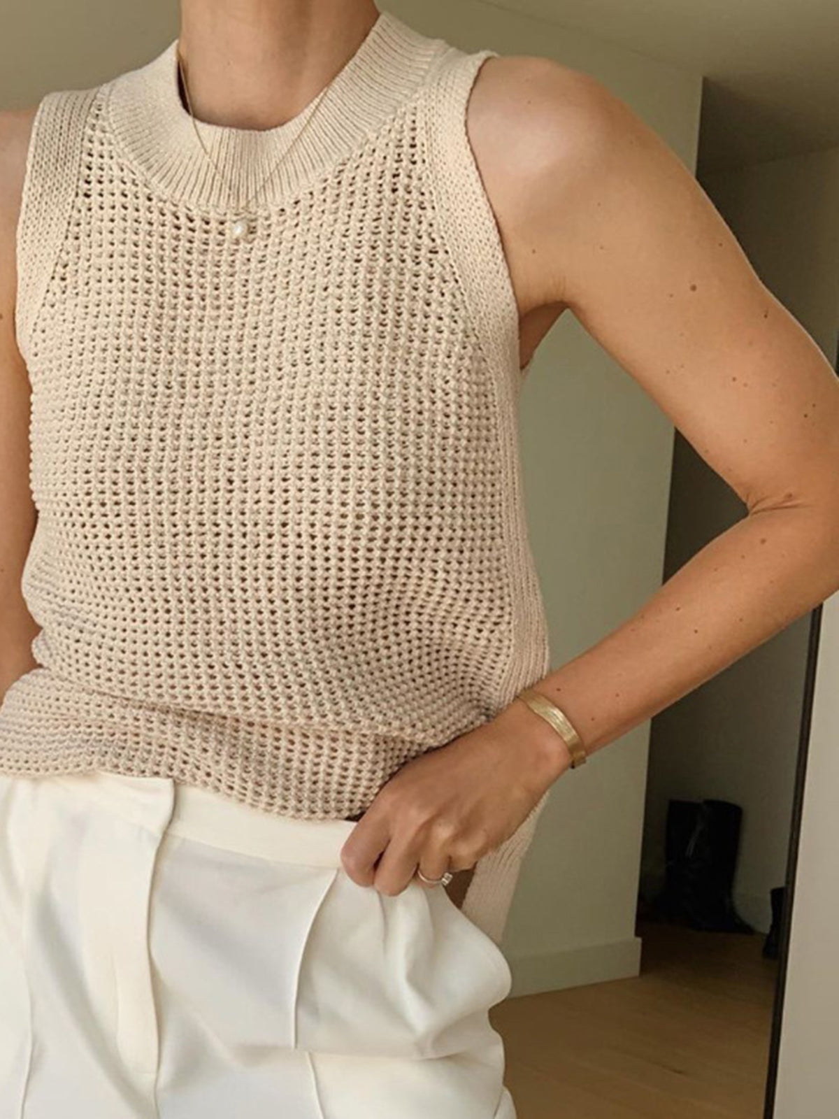 Linda – Mouwloos topje met gestructureerd design en hoge halslijn voor een chique look