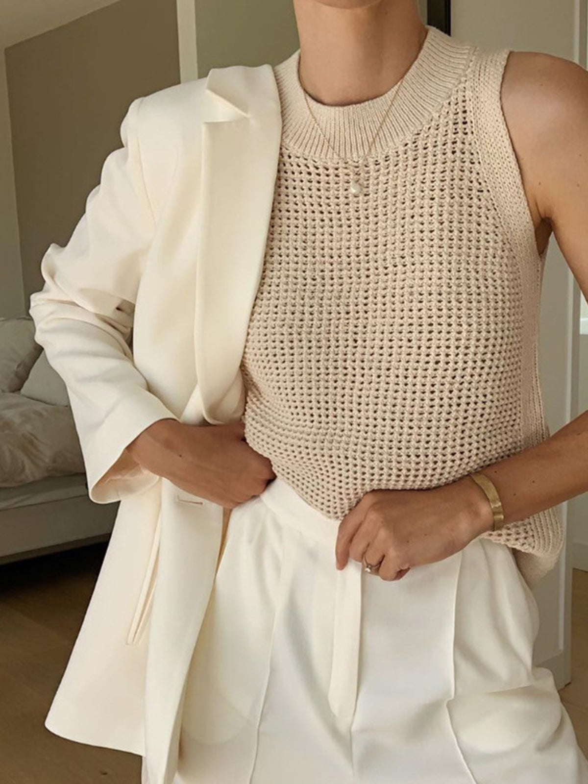 Linda – Mouwloos topje met gestructureerd design en hoge halslijn voor een chique look