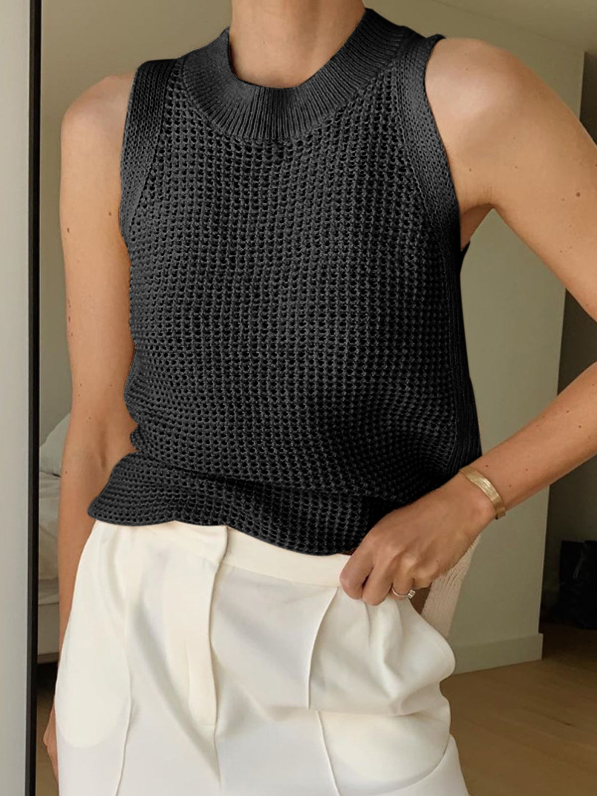 Linda – Mouwloos topje met gestructureerd design en hoge halslijn voor een chique look