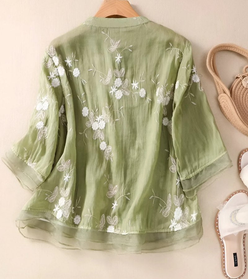 Elise – Klassieke blouse met ronde hals met knoopsluiting aan de voorkant en losse pasvorm