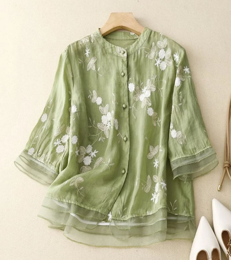 Elise – Klassieke blouse met ronde hals met knoopsluiting aan de voorkant en losse pasvorm