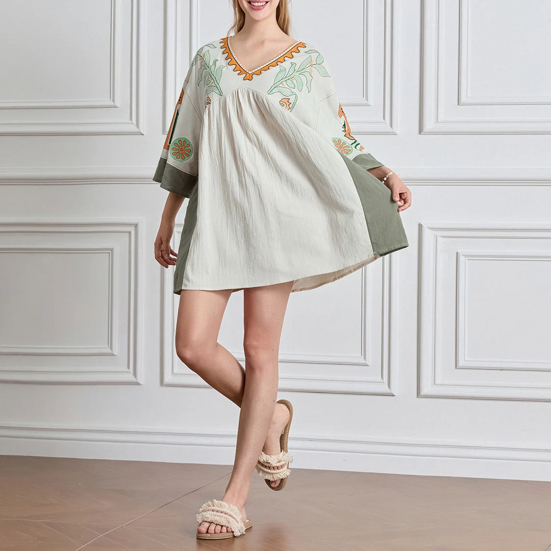 Leila – Trendy bloemenprint mini-jurk met V-hals en relaxte pasvorm