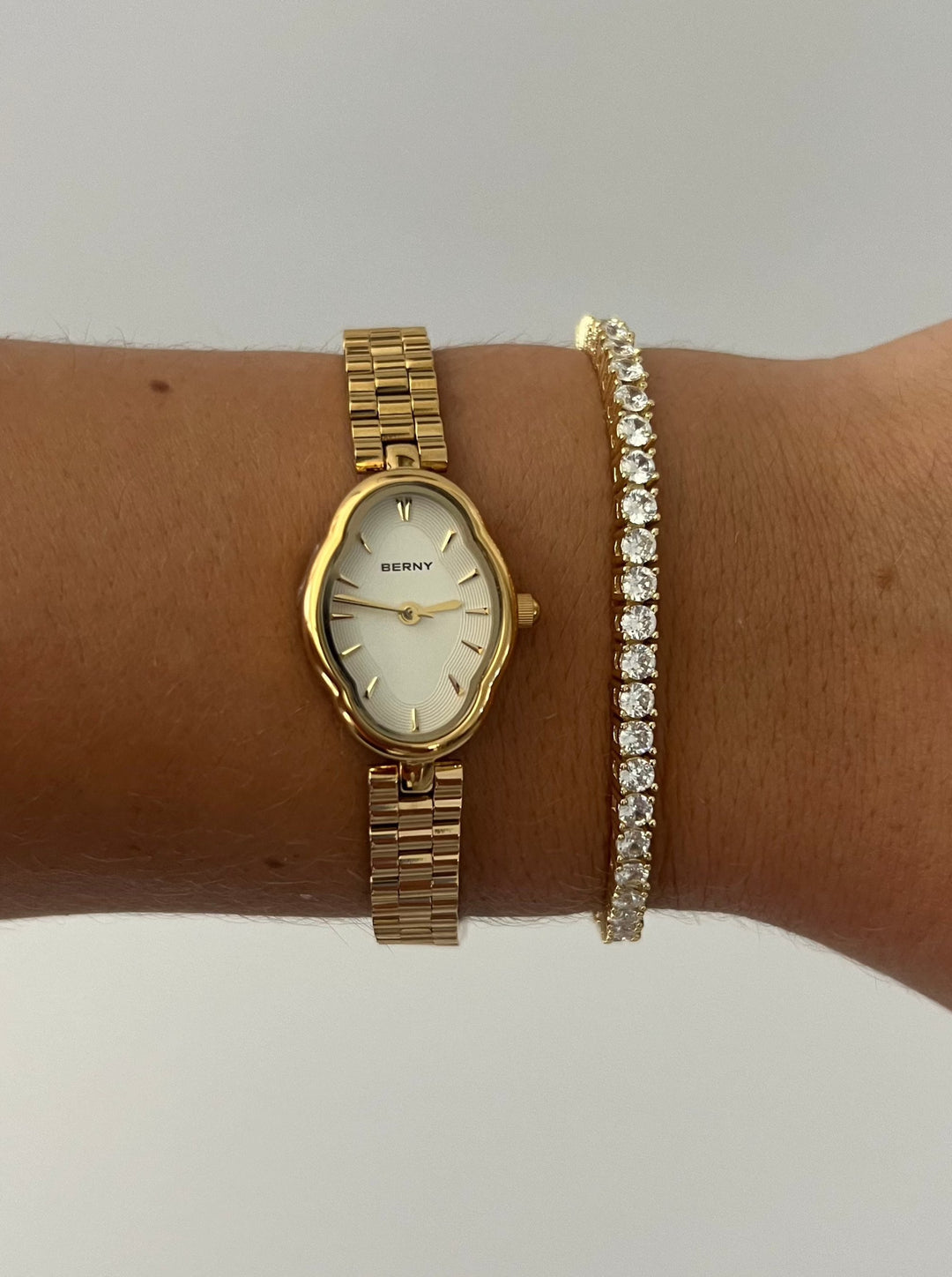Solenne - Minimalistisch horloge met slanke band en zijknopdetails