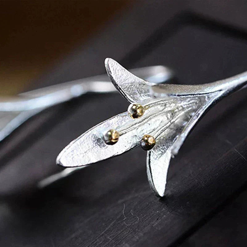 Natasha – Elegante oorbellen met bloemvorm en gebeeldhouwde geometrische bedel
