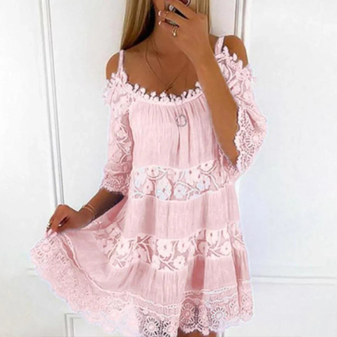 Lila – Elegante off-shoulder jurk met kantdetails en vloeiend silhouet