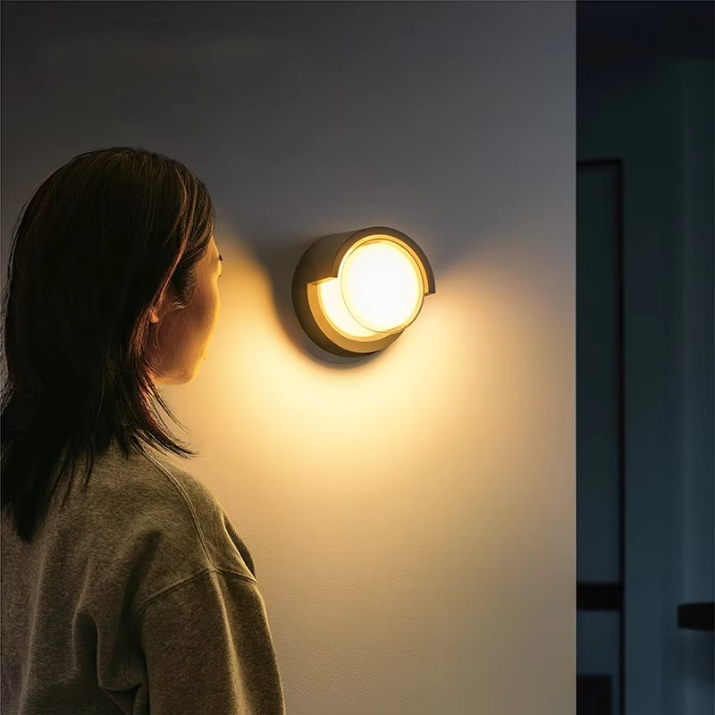 LightForm – Buitenwandlamp met Aluminium en Acryl Behuizing