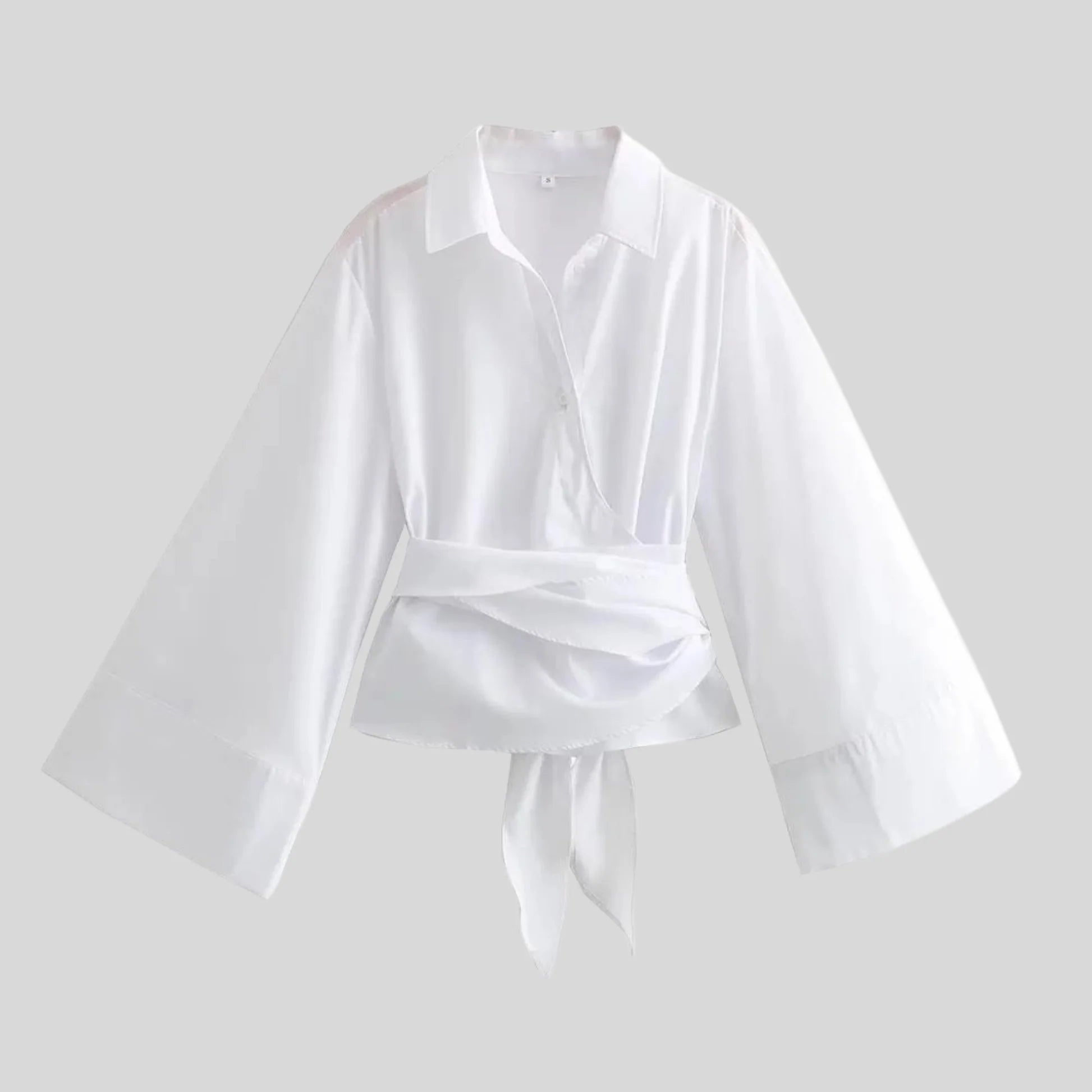 Anei - Ademende en elegante top met twee rijen knopen en V-hals