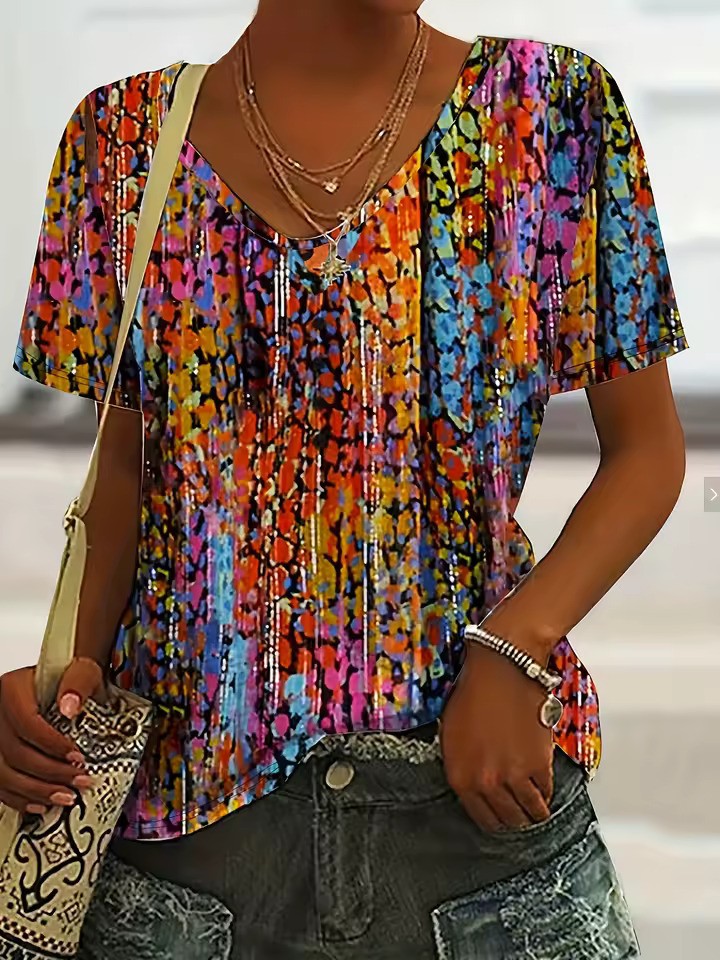 Zyra - Stijlvol T-shirt met V-hals met opvallende artistieke prints en levendige patronen