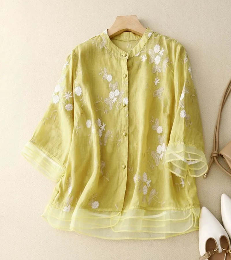 Elise – Klassieke blouse met ronde hals met knoopsluiting aan de voorkant en losse pasvorm