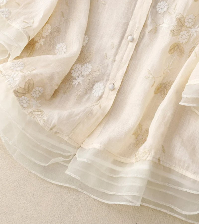 Elise – Klassieke blouse met ronde hals met knoopsluiting aan de voorkant en losse pasvorm