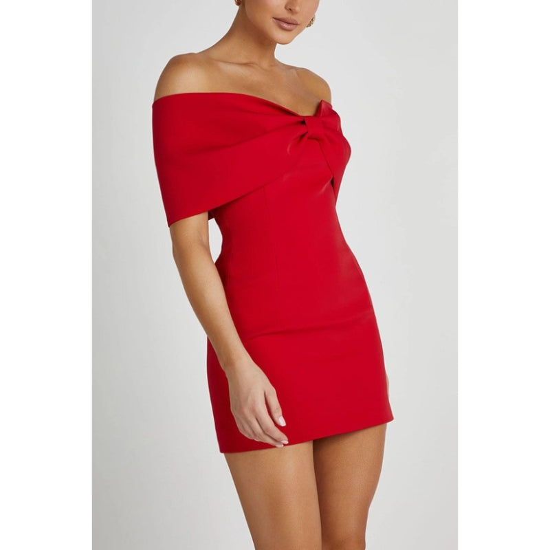 Ruby – Trendy off-shoulder mini-jurk met knoopjes op de rug en slanke pasvorm