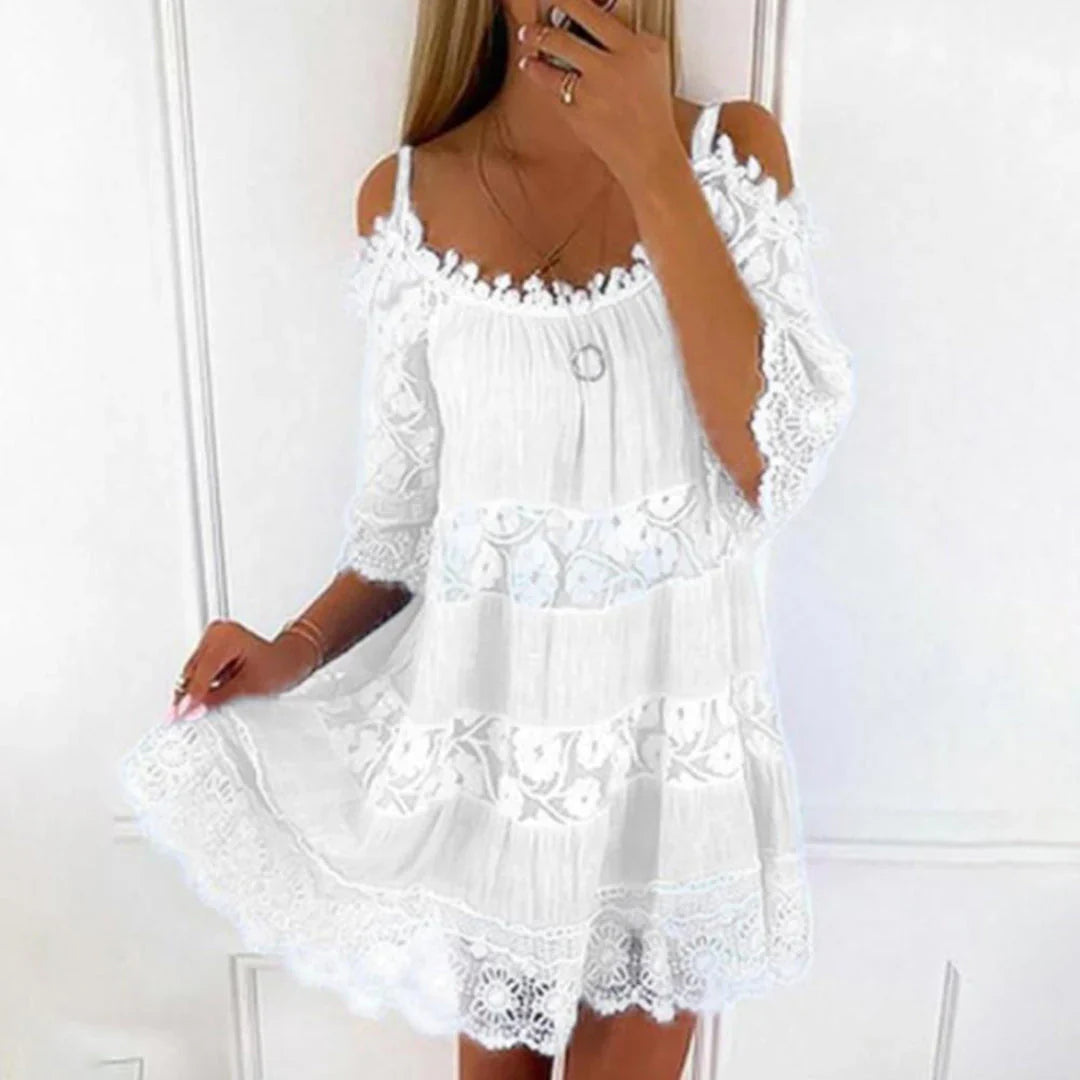 Lila – Elegante off-shoulder jurk met kantdetails en vloeiend silhouet