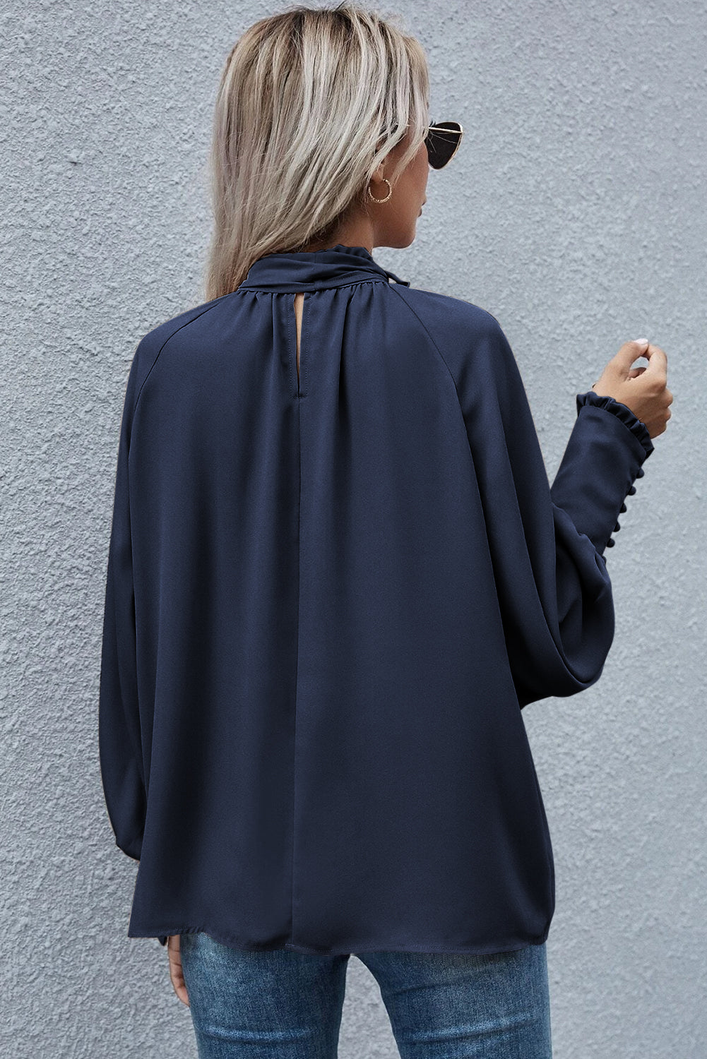 Mora – Elegante blouse met vlinderdashalslijn en pofmouwen