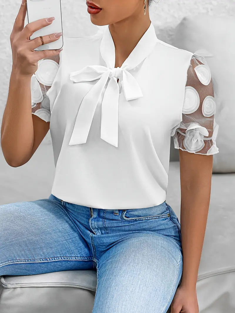 Lina – Elegant Korte mouw Blouse met strikdetails en relaxte pasvorm