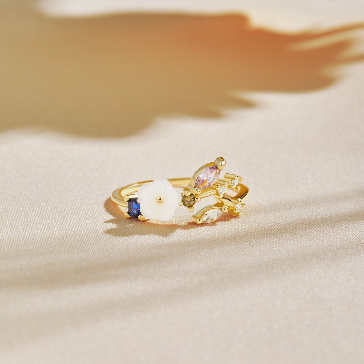 Aria - Elegant bloemmotief met zirkoniakristallen voor tijdloze verfijning