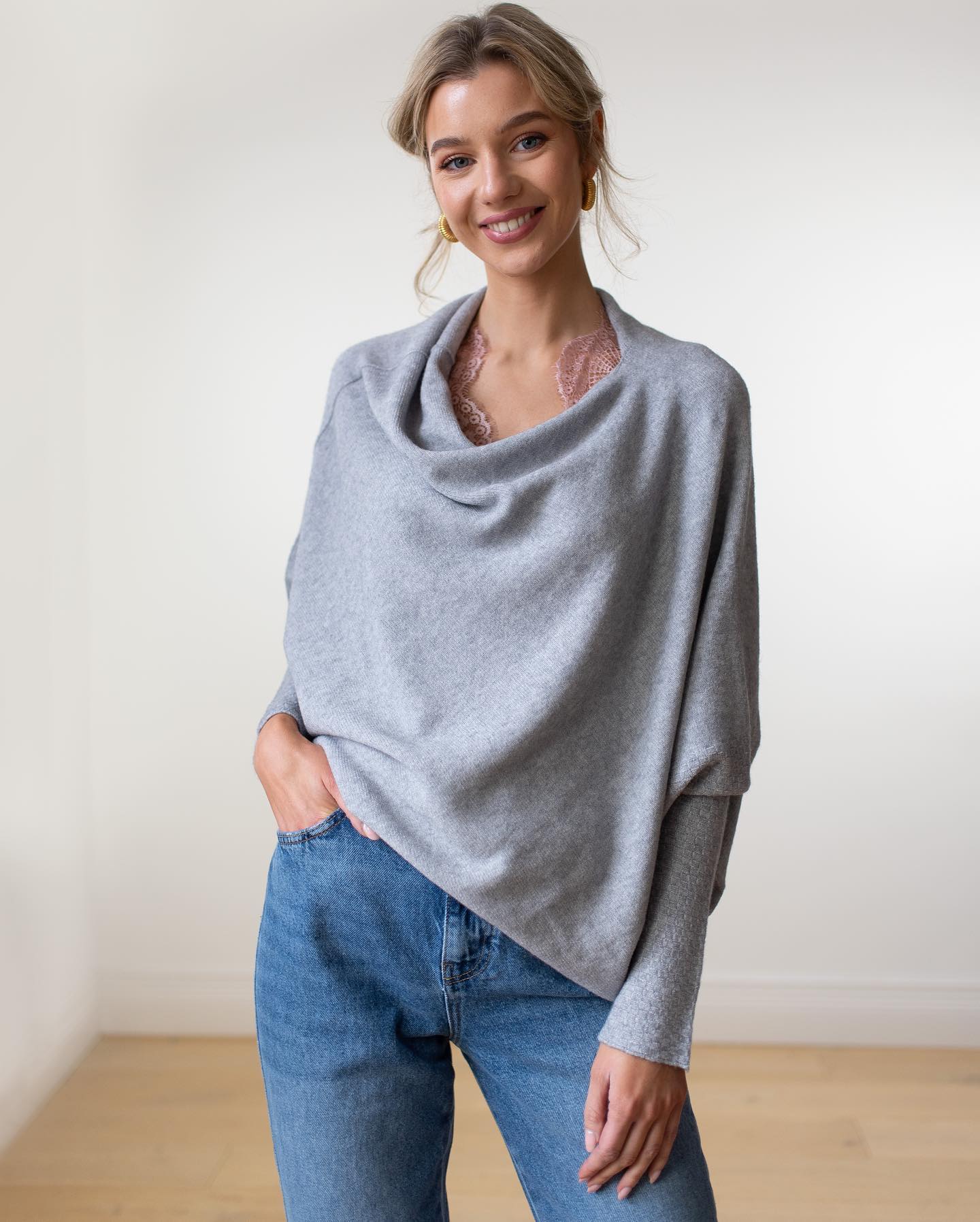 Frina - Stijlvolle Off Shoulder Sweater met subtiele eveals