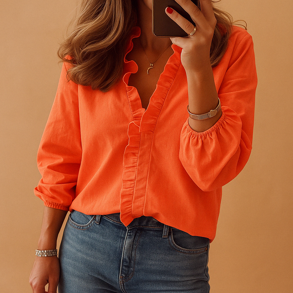 Celeste – Elegante blouse met delicate ruche mouwen en diepe halslijn