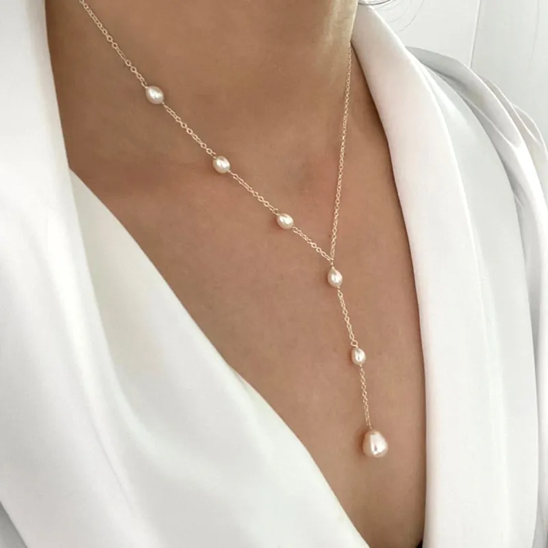 Elara – Elegante gelaagde hangerketting met gladde afwerking en parelbedel