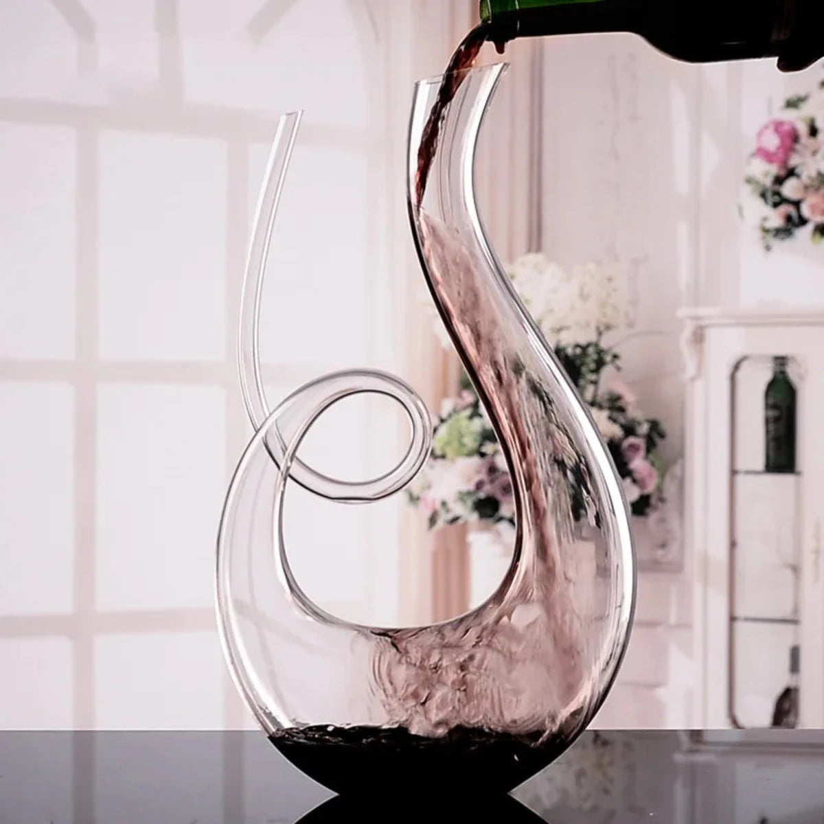 VinoCraft – Elegant swirling wine decanter with refined shape for enhanced aroma and easy serving