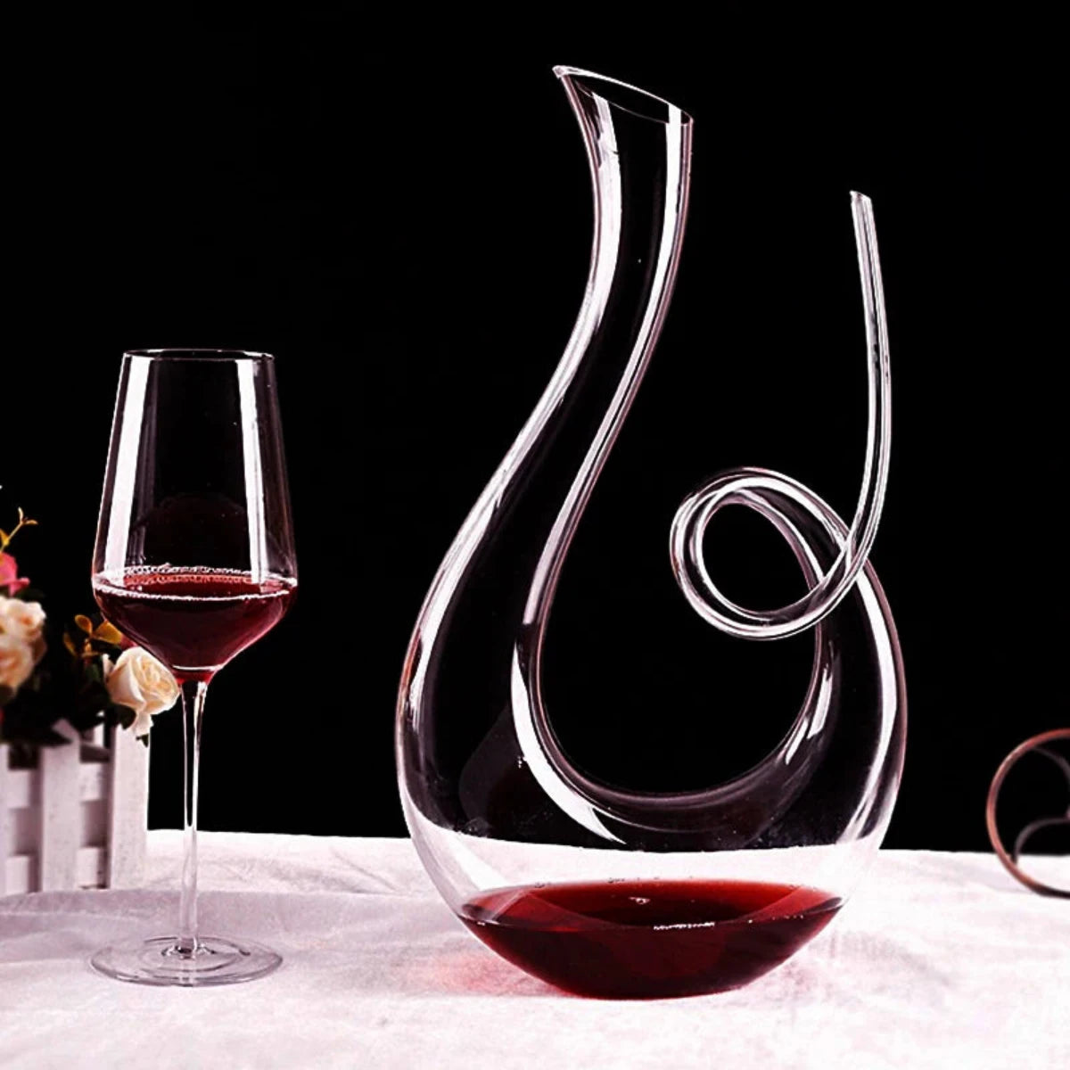 VinoCraft – Elegant swirling wine decanter with refined shape for enhanced aroma and easy serving