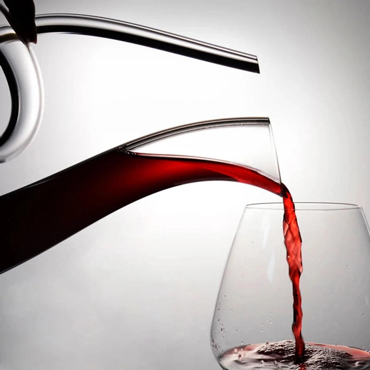 VinoCraft – Elegant swirling wine decanter with refined shape for enhanced aroma and easy serving