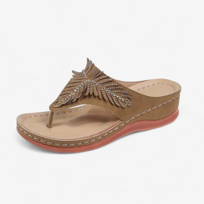 Naomi - Open teensandalen met sleehak en decoratieve accenten