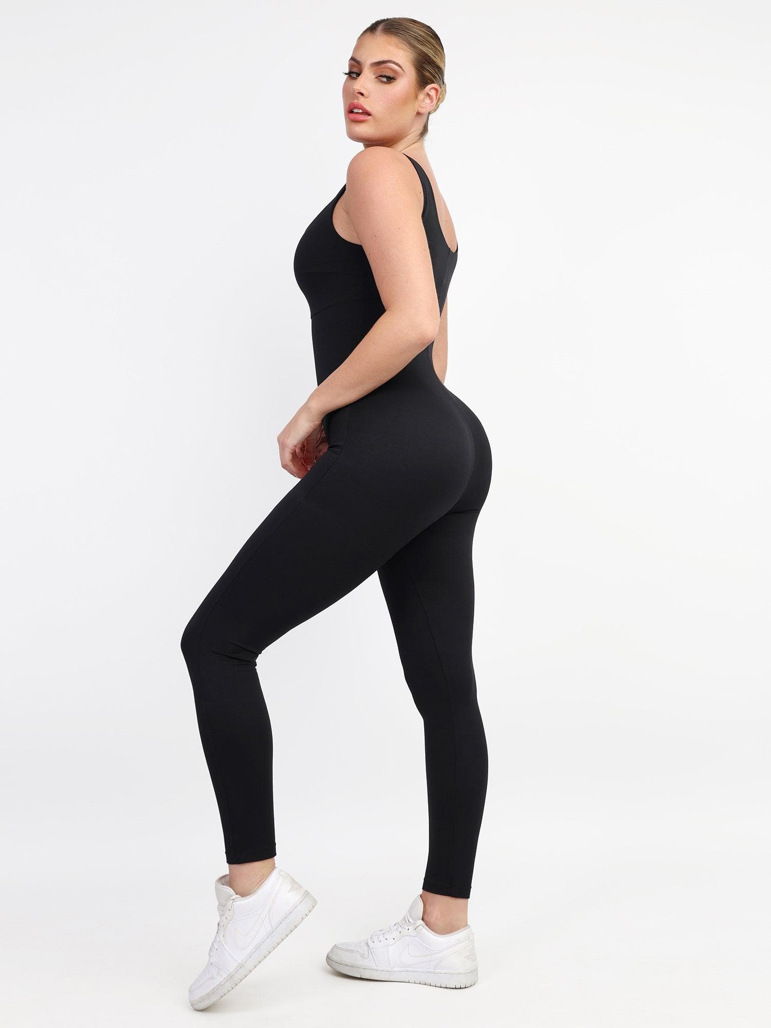 Ayla - Getailleerde jumpsuit met vierkante halslijn en open rug