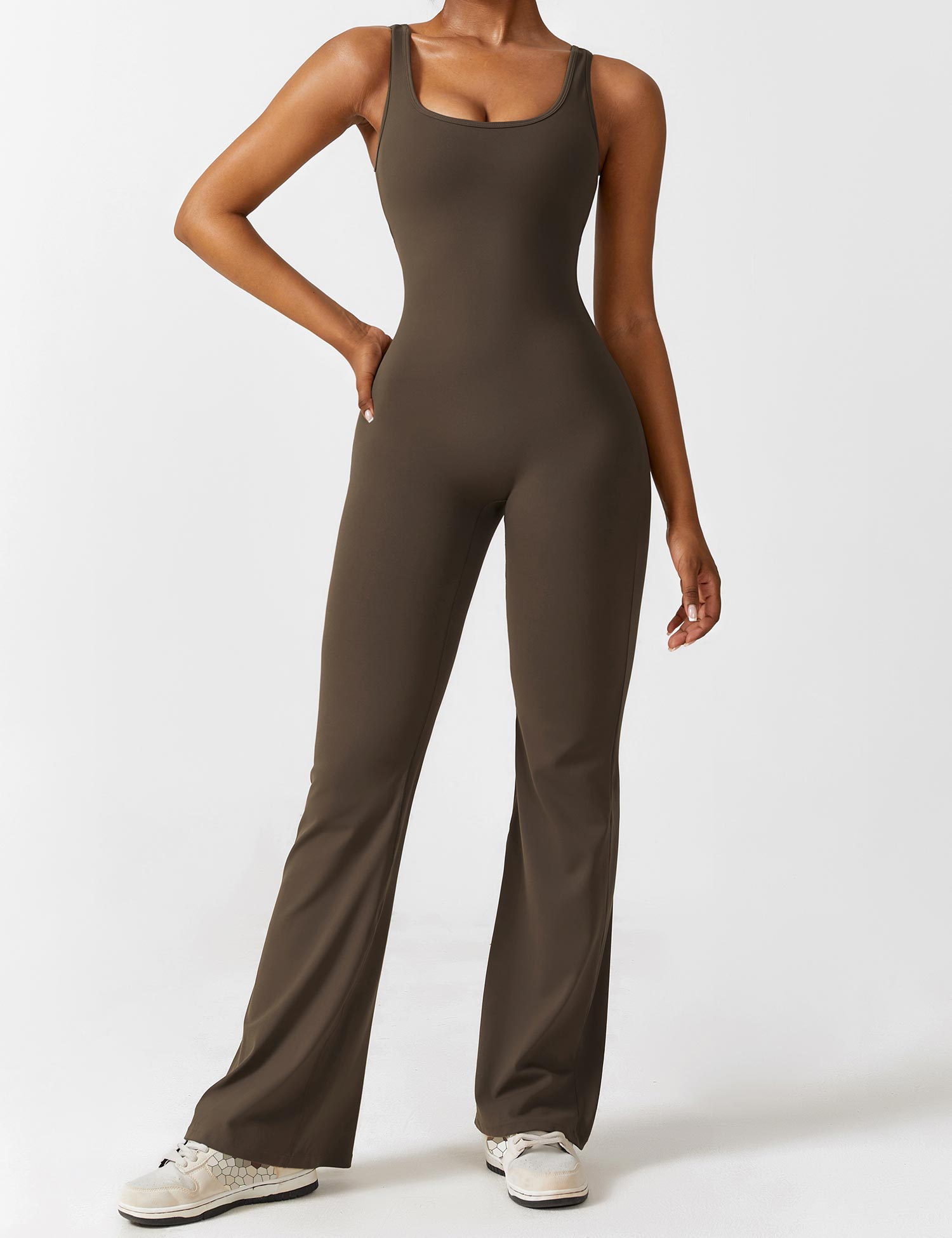 Ayla – Eendelige jumpsuit met holle zijkanten en V-rugontwerp