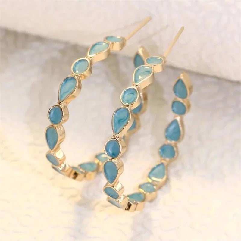 Nara – Elegantes pendientes en forma de C con diseño de gota esculpida y pieza llamativa