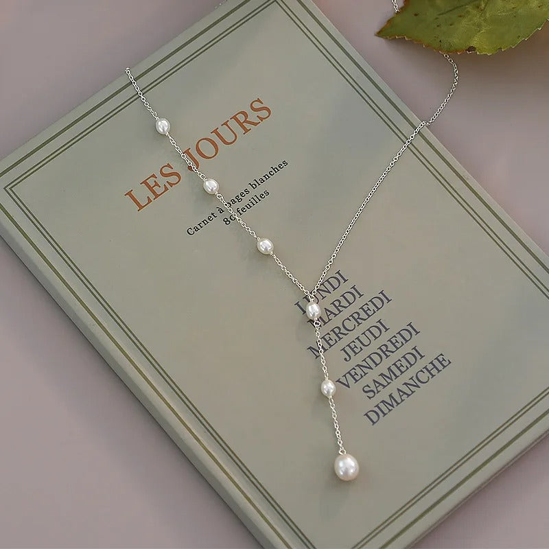 Elara – Elegante gelaagde hangerketting met gladde afwerking en parelbedel