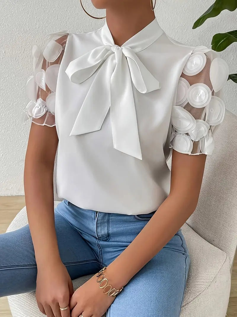 Lina – Elegant Korte mouw Blouse met strikdetails en relaxte pasvorm