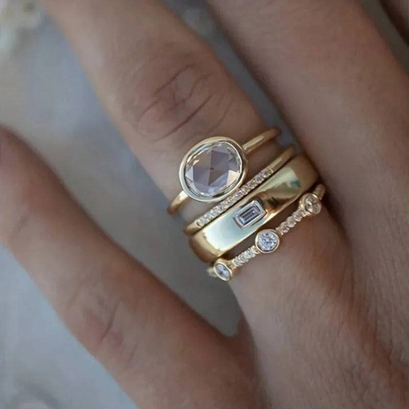Isla – Elegante conjunto de anillos de cuatro piezas con detalles apilados y un look limpio
