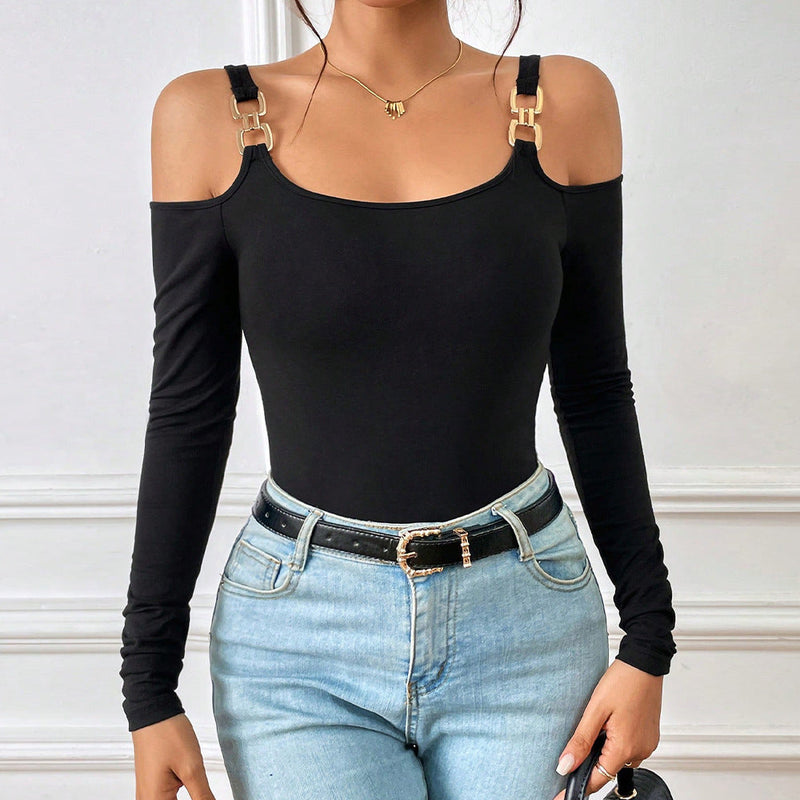 Velmora - Off-Shoulder Top met stijlvolle metalen haak