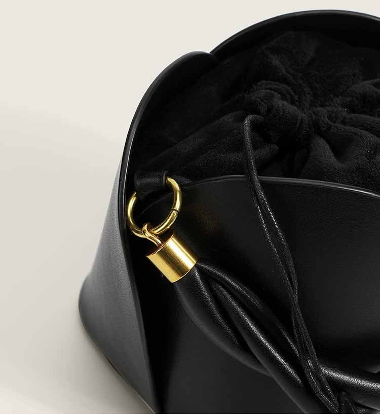 Lily - Elegante bucket bag met bloemmotief en koordsluiting
