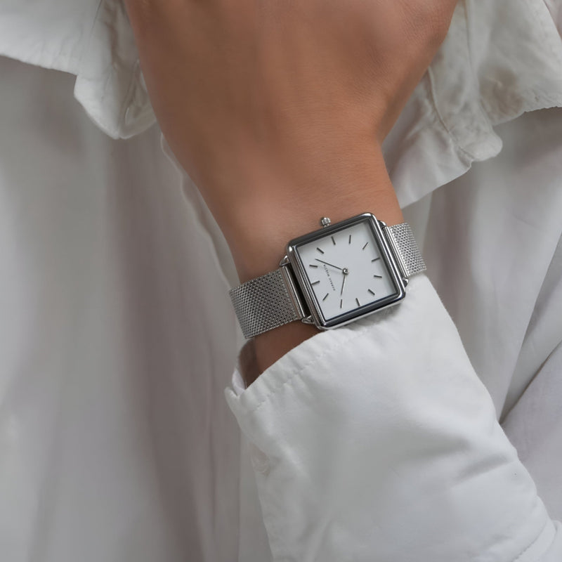Naomi - Minimalistische vierkante mesh bandjes Horloge met tijdloze elegantie