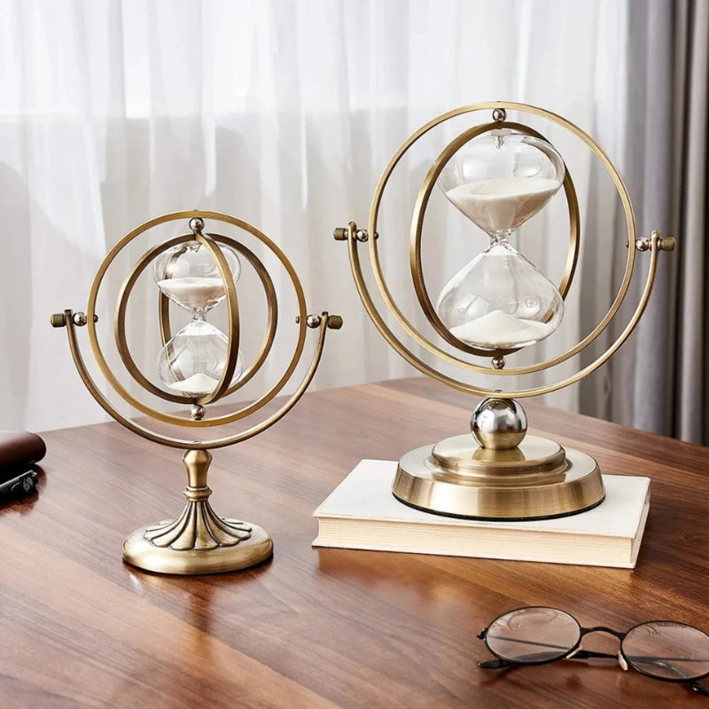 Timeloft – Artistieke ronde zandloper met atoomachtig montuur en vloeiend zanddesign
