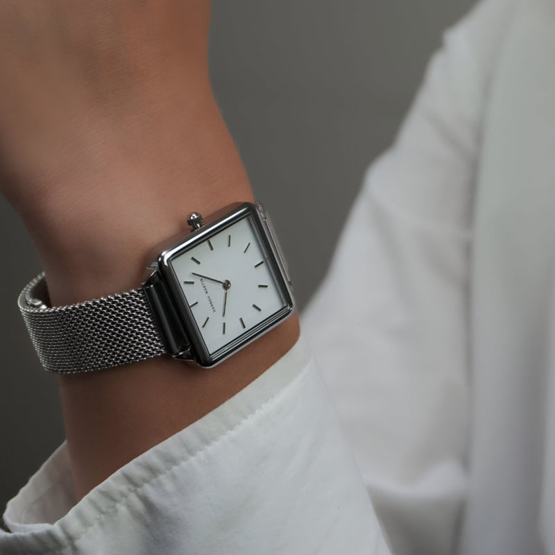 Naomi - Minimalistische vierkante mesh bandjes Horloge met tijdloze elegantie