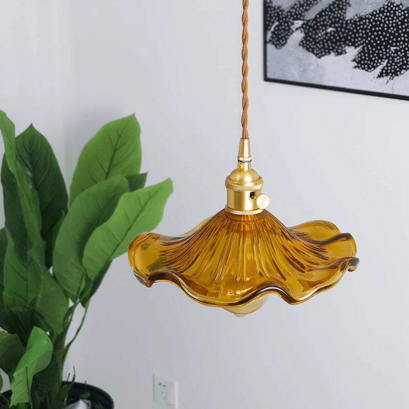 FloraGlow - Decoratieve hanglamp met gewelfde glazen kap en elegante accenten