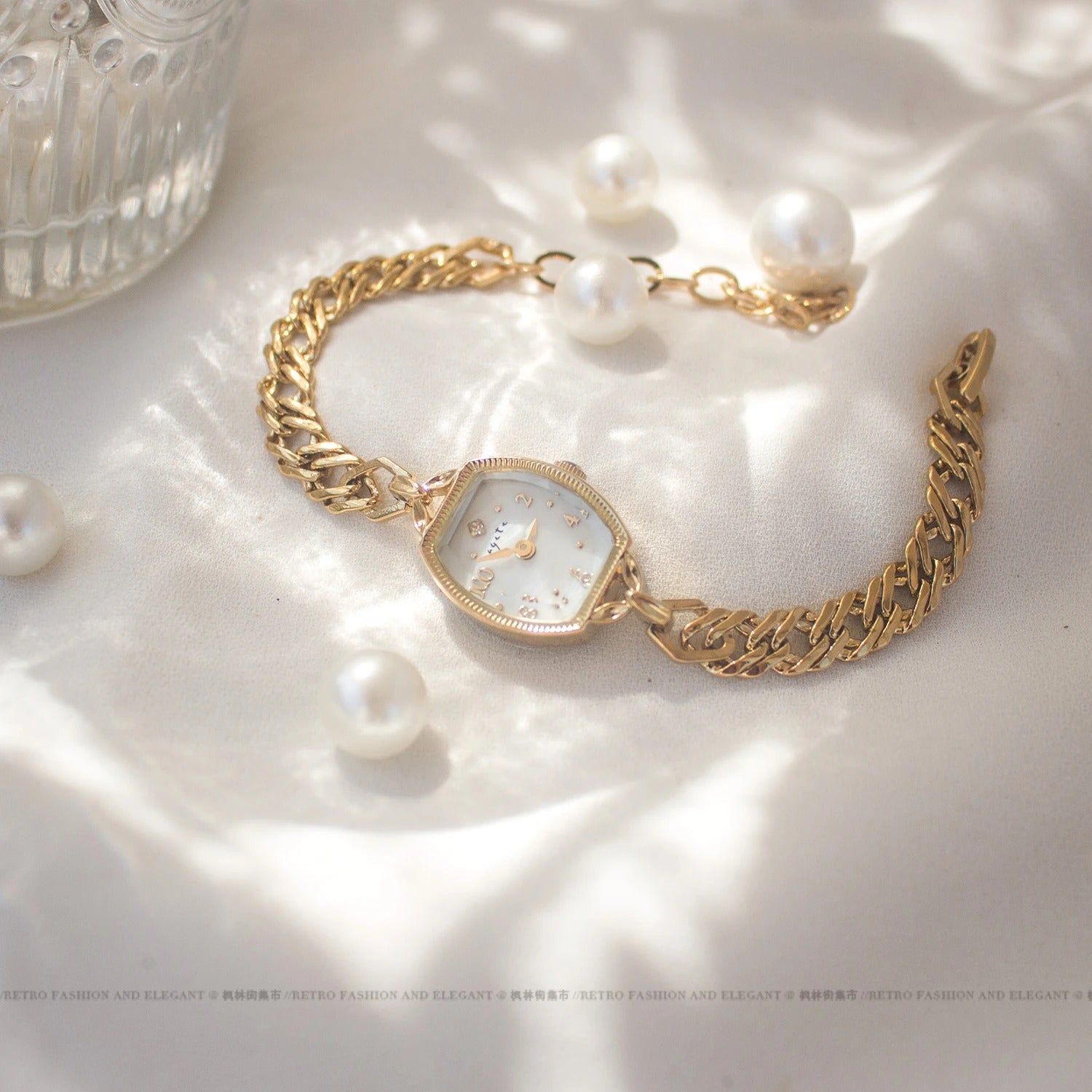 Yelina - Elegant armbandhorloge met zachte glans en verstelbare kettingband