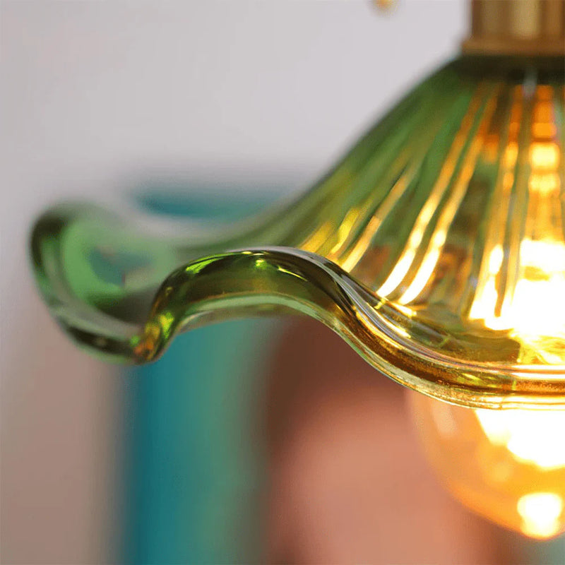 FloraGlow - Decoratieve hanglamp met gewelfde glazen kap en elegante accenten