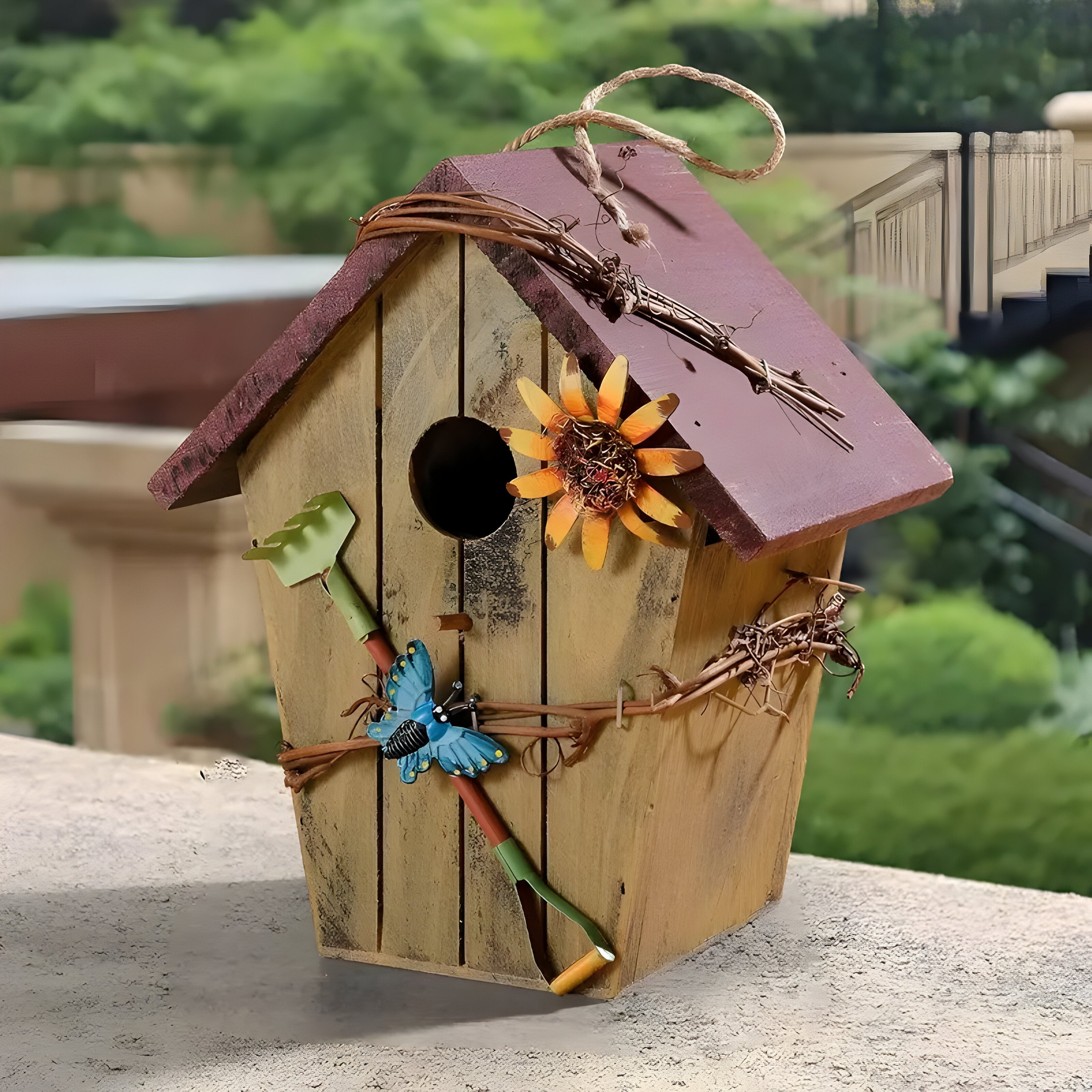 NestHaven - Nest hangend vogelhuisje met rustiek ontwerp met wijnranken en een gezellige vorm voor een gezellige sfeer buitenshuis
