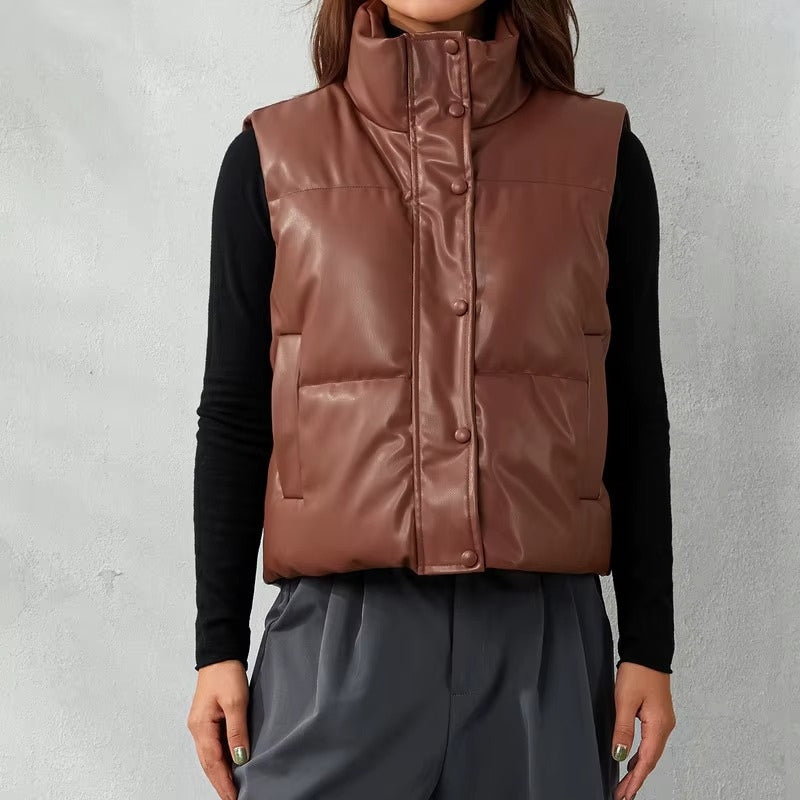 Chloe – Mouwloos Gewatteerd Vest met Knopen aan de Voorkant en Zijzakken