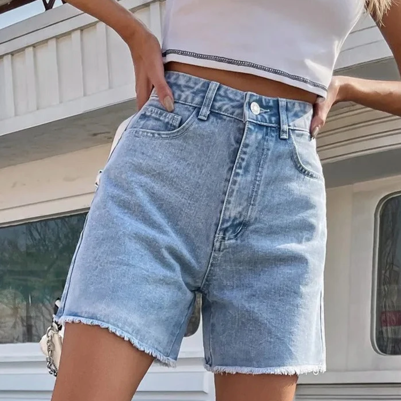 Lucy – Stijlvolle shorts met hoge taille ruwe randafwerking en functionele zijzak
