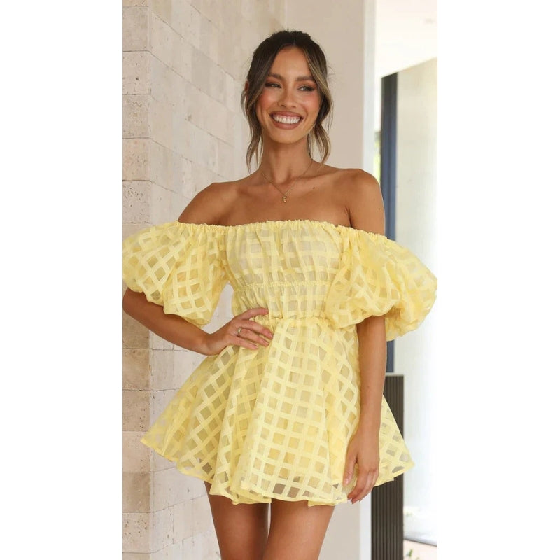 Seraphina – Modren Off-shoulder mini-jurk met pofmouwen en uitlopende rok