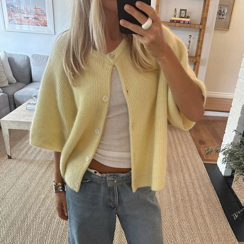 Isla – Trendy vest met korte mouwen en klassieke ronde hals