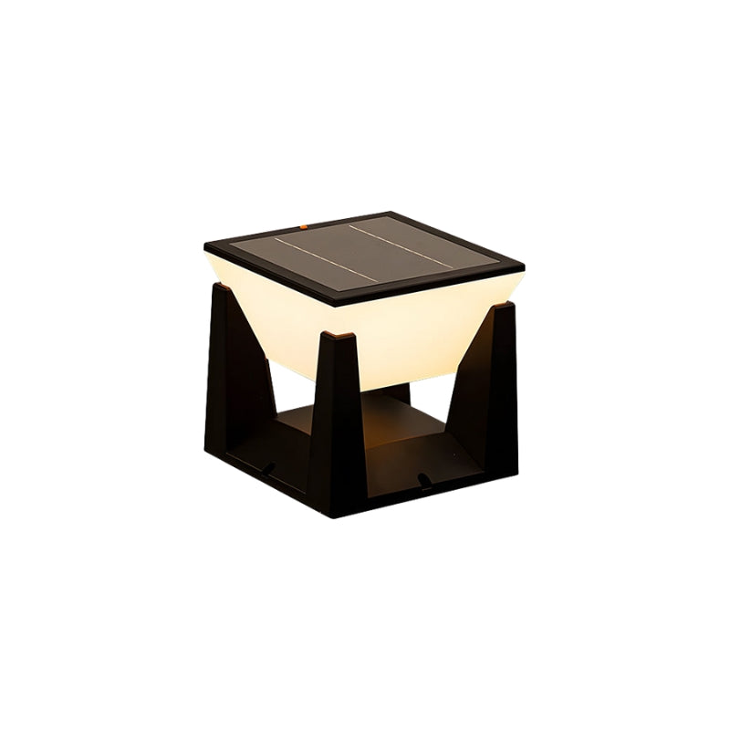 LumeGrid – Klassieke Buitenslamp met Zonnecellen en Geometrisch Design