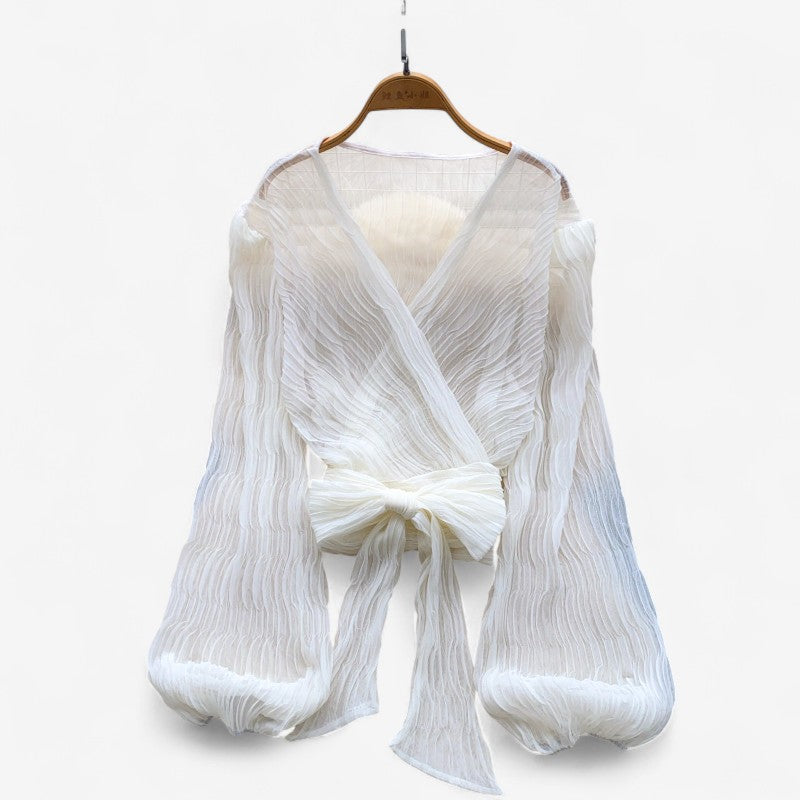 Bylle – Blouse met pofmouwen, kruisvetersluiting en V-hals