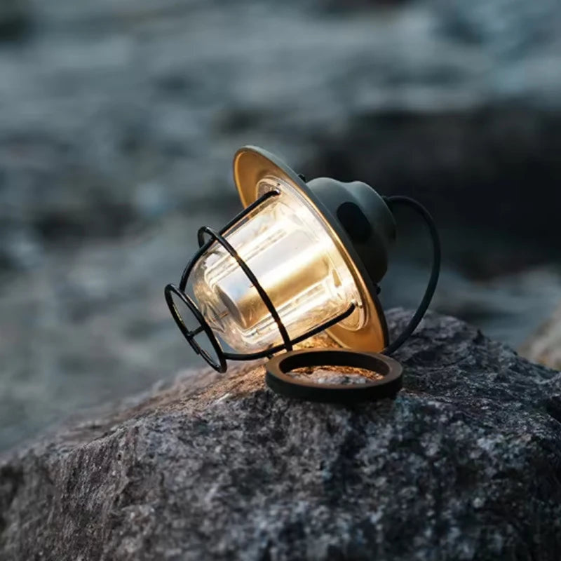RetroLume - Retro buitenkampeerlamp met sfeervolle gloed en draagbaar ontwerp