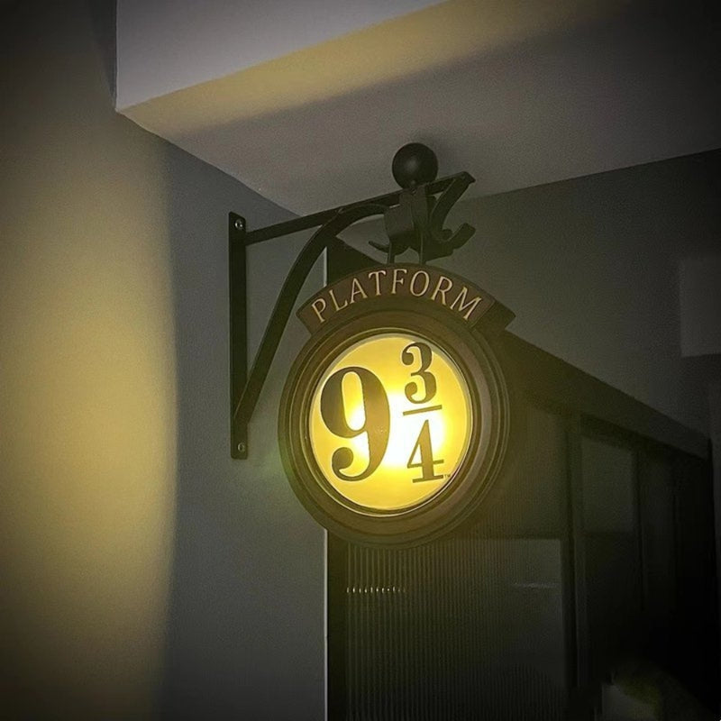 GlowSign – Verlichte platformlamp met iconische nummerweergave en magisch wandaccent