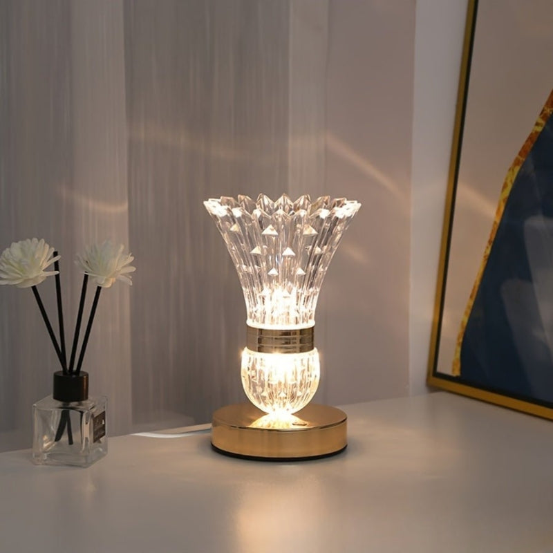 LumaBloom – Elegante tafellamp met vaasvormig kristallen lichaam en rond voetontwerp